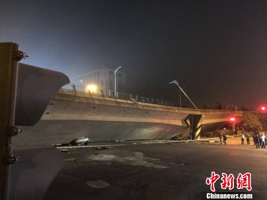 江苏无锡312国道高架桥垮塌救援工作正在进行中