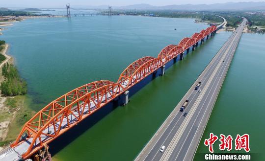 资料图：京张铁路官厅水库特大桥。图为已经完工的大桥主体工程。(完) 孙慧军 摄