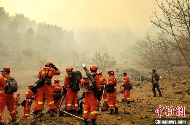 四川木里森林火灾扑救全力进行：3000多人参与扑救