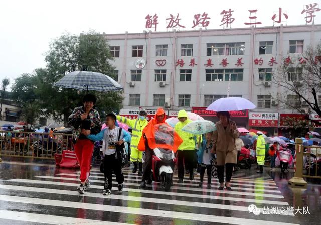 盐湖公安交警:大雨天气遇上道路施工奋战风雨一线保畅通