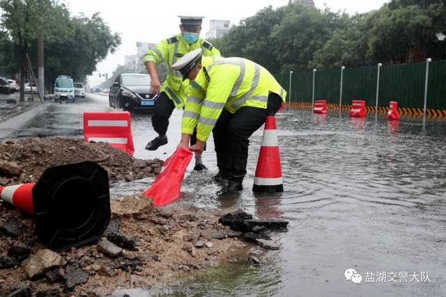 盐湖公安交警:大雨天气遇上道路施工奋战风雨一线保畅通