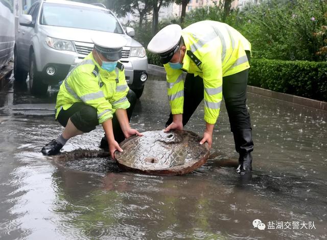 盐湖公安交警:大雨天气遇上道路施工奋战风雨一线保畅通