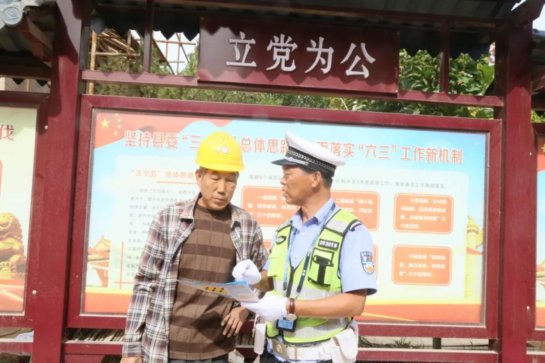 万荣交警为农民工兄弟戴上交通“安全帽”