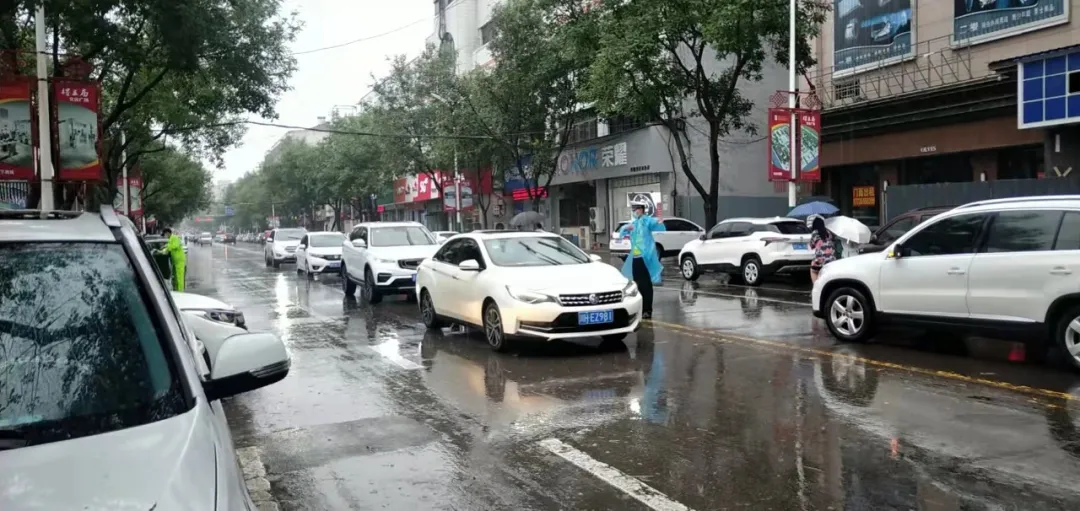 稷山交警强化雨天道路交通安全管控