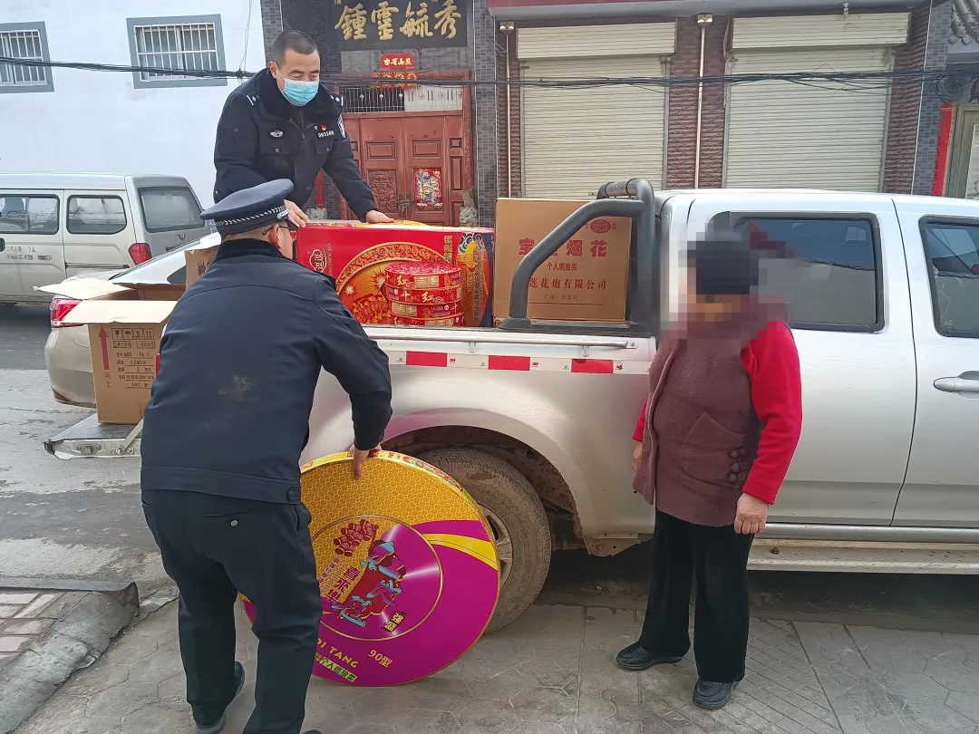 万荣公安春节期间严厉打击非法销售烟花爆竹4名违法行为人被拘留