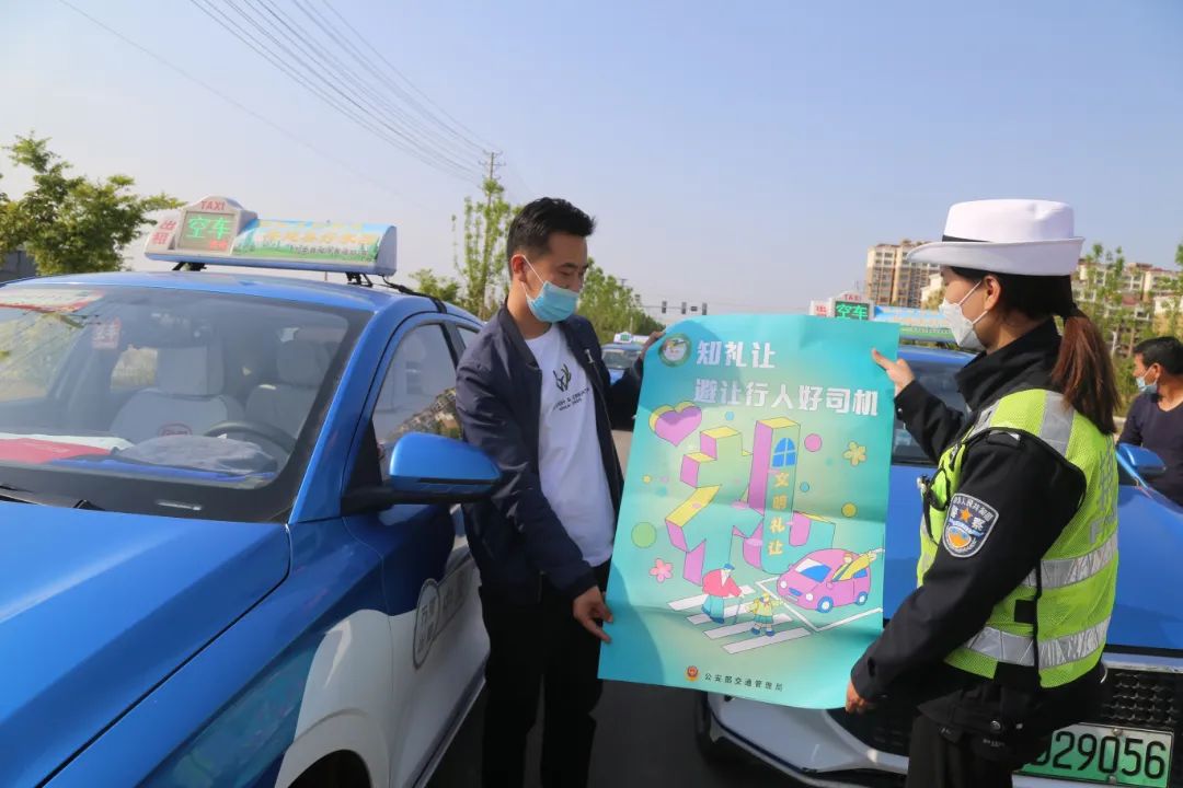 万荣交警以路为阵地对客运出租车驾驶人开展交通安全宣传教育