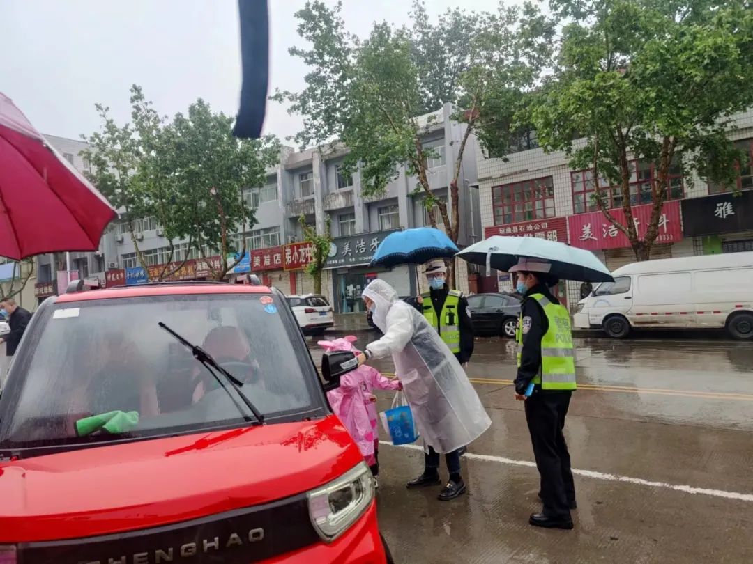 垣曲县公安局交警大队雨雾恶劣天气交通管理和疫情防控“两手抓、两手硬、两不误”