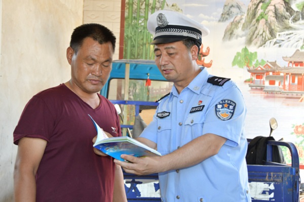 1526462290942370.jpg 大队长杜英杰入户为群众仔细讲解交通安全常识.jpg