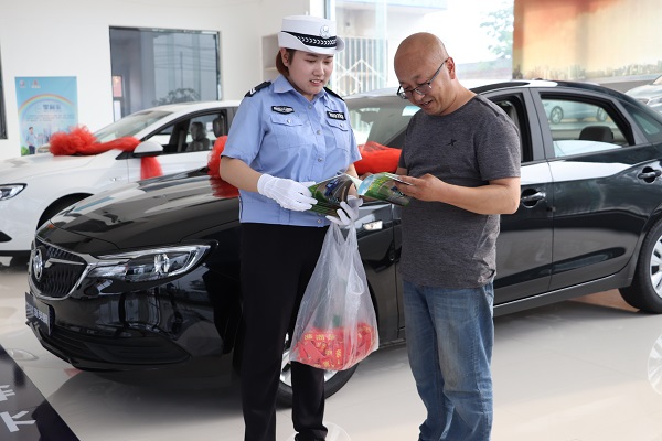 1526616301392671.jpg 图为女子中队民警深入辖区大众车4S店宣传交安知识 (1).JPG