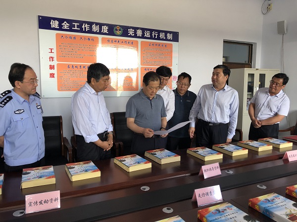 1528165989441420.jpg 邓雁平在张店综治中心查看台账资料.JPG