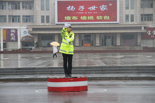 图为女子岗民警雨天指挥交通 (4).JPG