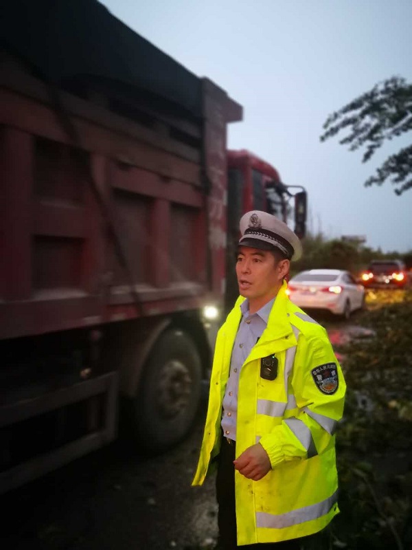 9.大队长李向亮亲自上阵 .jpg
