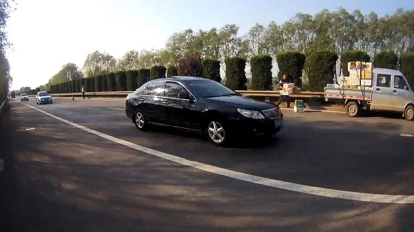 险象环生 驾驶员拿生命当儿戏 高速超车道停车捡纸箱 (2).jpg