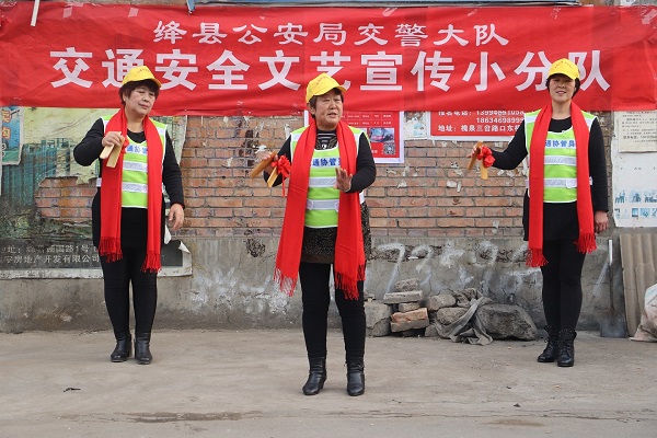 1545731873179783.jpg 绛县交警竹板响连天 逢集赶市宣交安(3).jpg