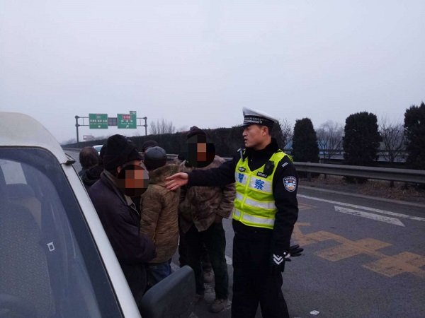 1547450424292839.jpg 大胆司机无证驾驶还超员 高速交警严查受处罚 (2).jpg