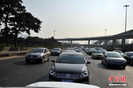 图为通往首都机场的高速路上车流集中车辆行驶缓慢。(资料图)<a target='_blank' href='http://www.chinanews.com/' >中新网</a>记者 金硕 摄