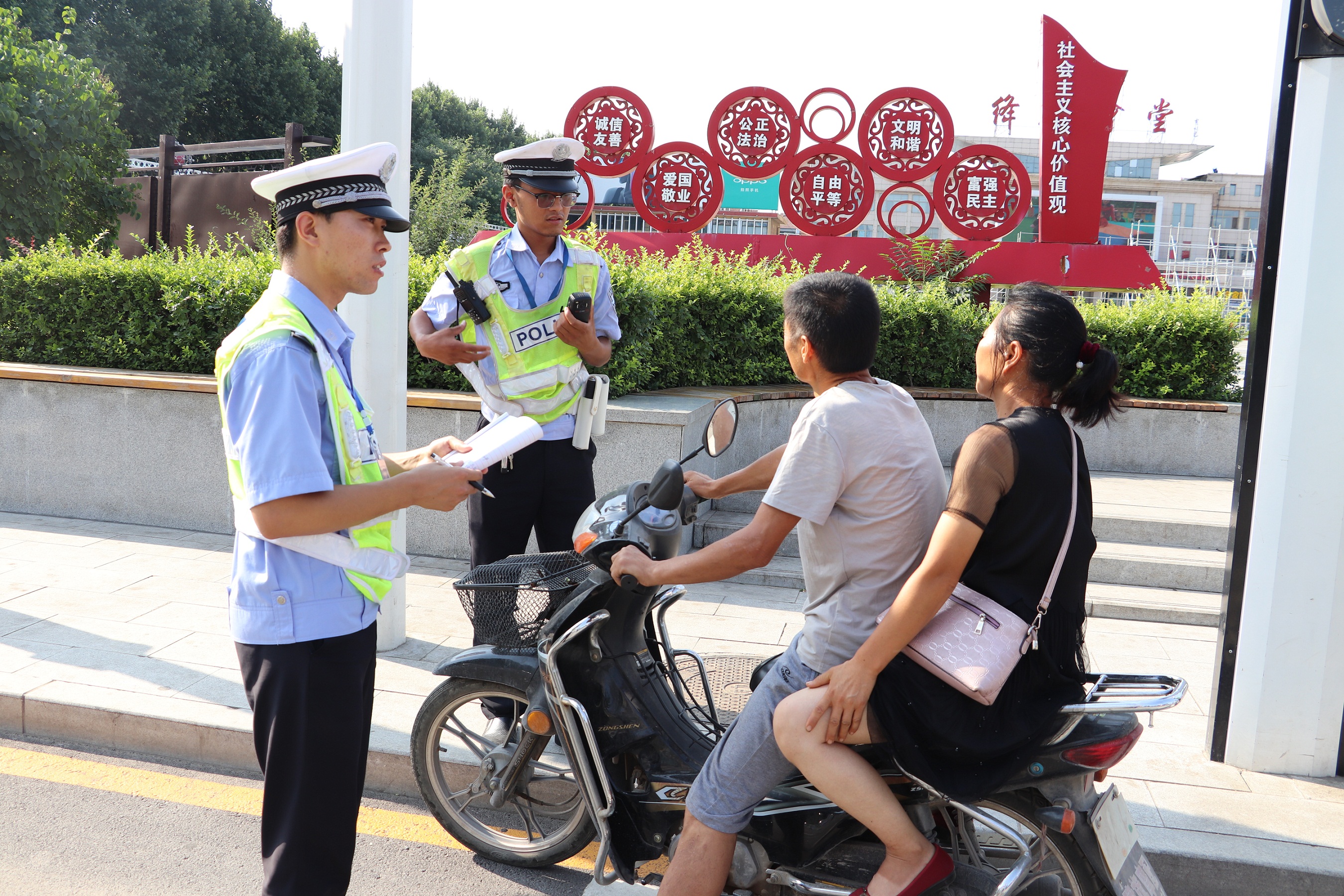 行人闯红灯智慧警示系统亮相郑州紫荆山立交桥 - 物联网圈子