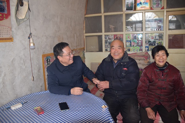 个孙子高中在读,全家主要经济支柱为老伴李菊菊平时打零工及种植药材