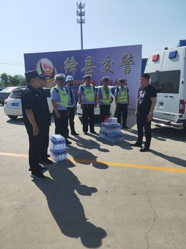 1588752555689032.jpg 5.25李主任一行慰问交警队值班民警.jpg