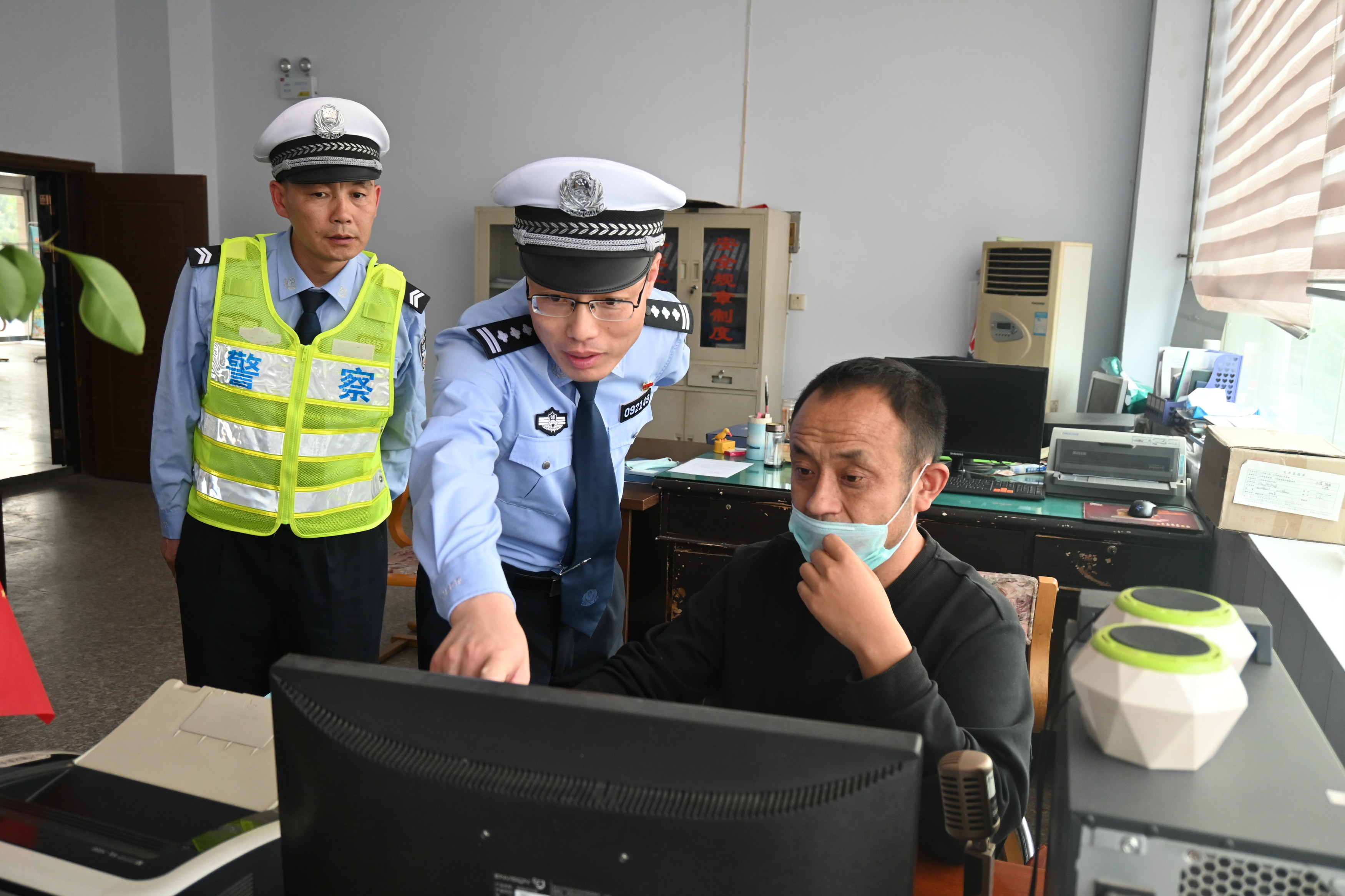 学校与桂林市交警支队开展现场调研-桂林理工大学武装部保卫处