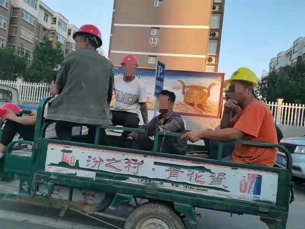1631521746291935.jpg 6人同坐三轮车.jpg
