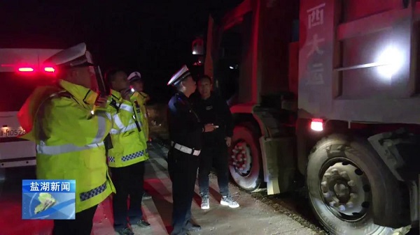 1634613452672564.jpg 盐湖交警.jpg