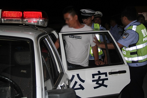 被执勤民警成功抓获.JPG