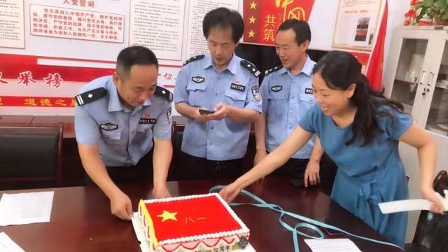 陶村镇天兆馥园社区:“军民一家亲,共叙鱼水情” 陶村镇天兆馥园社区:“军民一家亲,共叙鱼水情”
