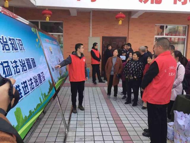 市委政法委开展法治宣传进社区志愿服务活动