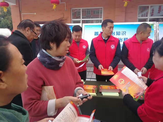市委政法委开展法治宣传进社区志愿服务活动