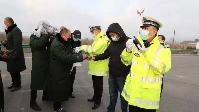 运城公安带问候,护送物资湖北行!