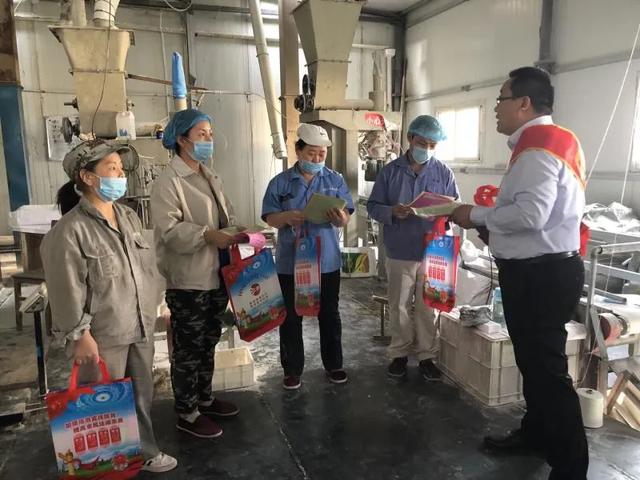 新绛县开展送《保障农民工工资支付条例》下乡入企活动 新绛县开展送《保障农民工工资支付条例》下乡入企活动