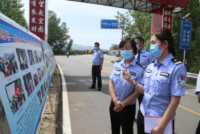 陕西渭南交警支队到万荣交警大队观摩“一灯一带一标牌”示范工程建设