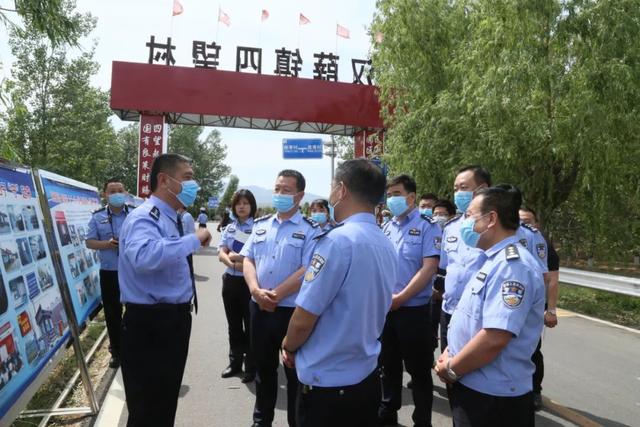 陕西渭南交警支队到万荣交警大队观摩“一灯一带一标牌”示范工程建设