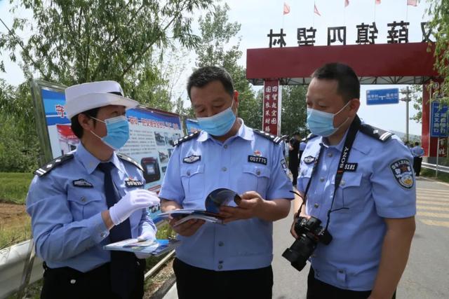 陕西渭南交警支队到万荣交警大队观摩“一灯一带一标牌”示范工程建设
