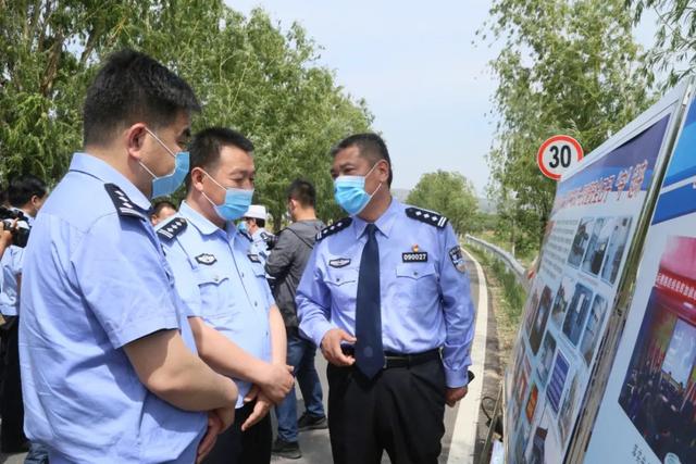 陕西渭南交警支队到万荣交警大队观摩“一灯一带一标牌”示范工程建设
