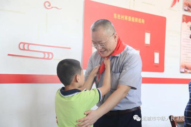 运城中院大手拉小手,让留守儿童的“六一”不孤寂