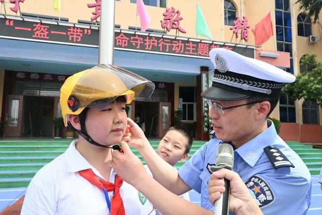 交警蜀黍进校园,带着“萌娃”学安全 交警蜀黍进校园,带着“萌娃”学安全