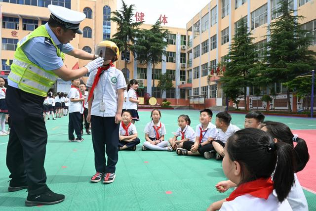 交警蜀黍进校园,带着“萌娃”学安全 交警蜀黍进校园,带着“萌娃”学安全