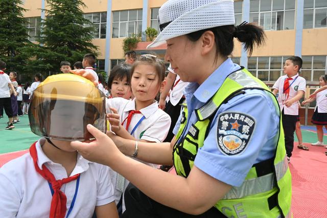交警蜀黍进校园,带着“萌娃”学安全 交警蜀黍进校园,带着“萌娃”学安全