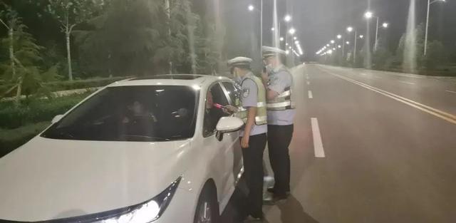 万荣公安交警不舍昼夜防事故,保平安