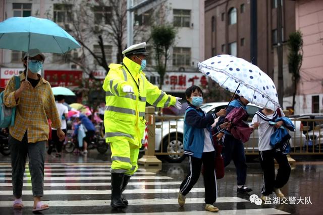 盐湖公安交警：大雨天气遇上道路施工奋战风雨一线保畅通
