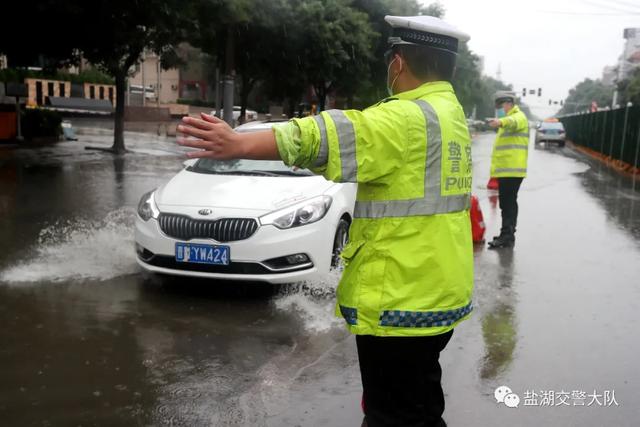 盐湖公安交警：大雨天气遇上道路施工奋战风雨一线保畅通