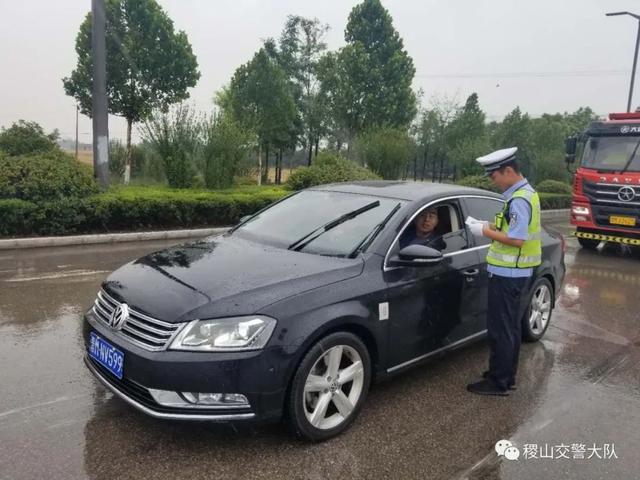 稷山交警雨中疏堵保畅通
