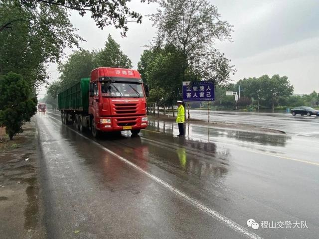 稷山交警雨中疏堵保畅通