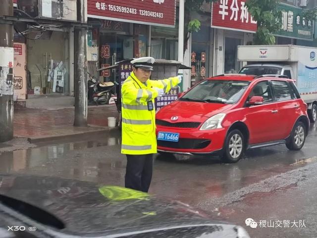 稷山交警雨中疏堵保畅通