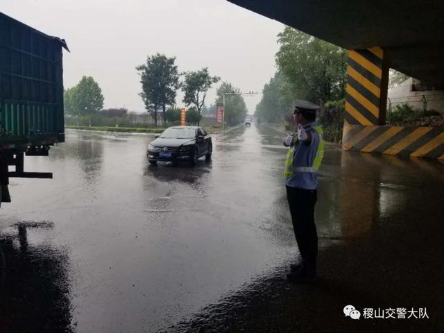 稷山交警雨中疏堵保畅通