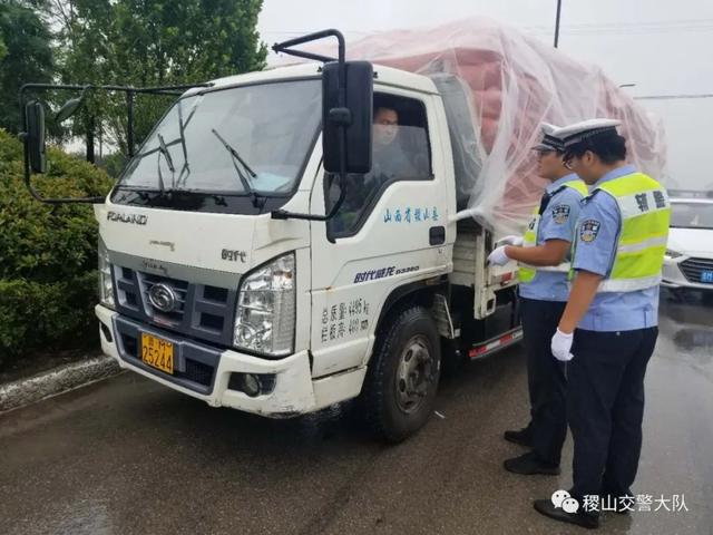 稷山交警雨中疏堵保畅通