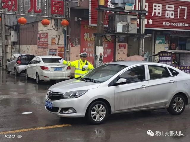 稷山交警雨中疏堵保畅通