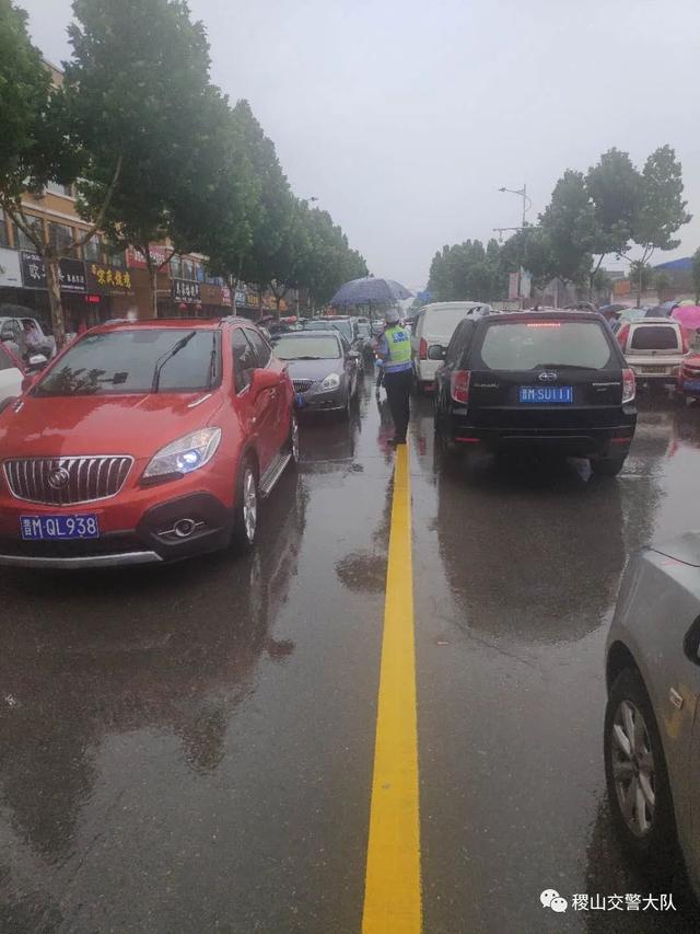 稷山交警雨中疏堵保畅通